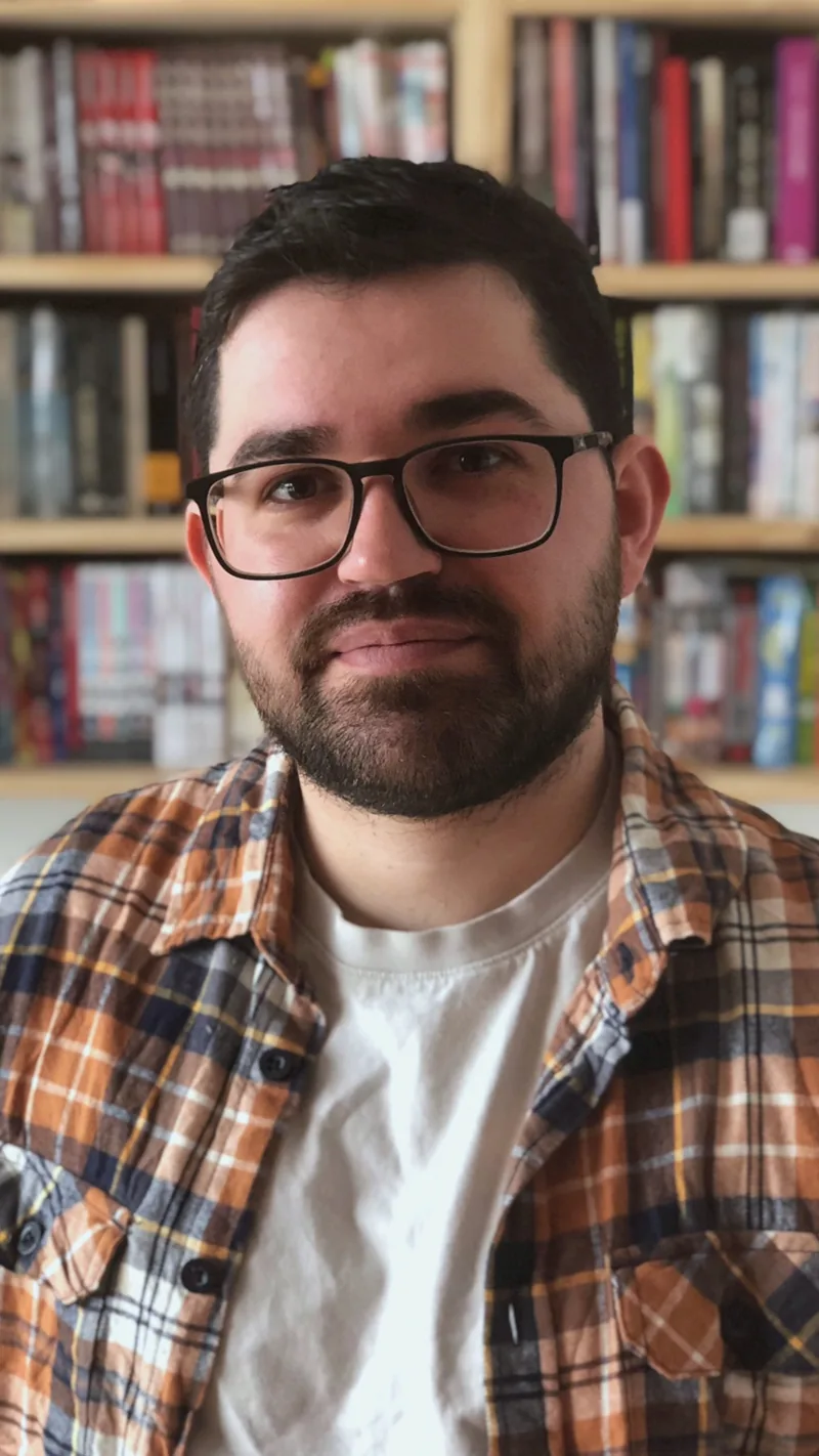 David González, profesor de alemán y español, delante de su estantería de libros
