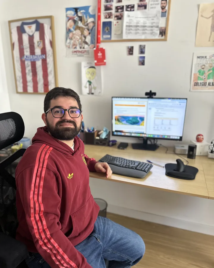David en su despacho, sonriendo delante del ordenador