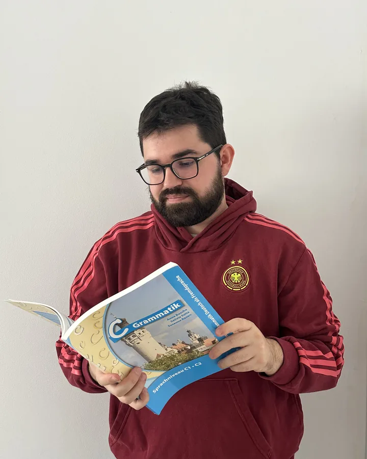 David leyendo un libro de gramática alemana
