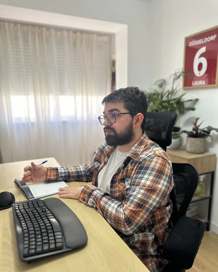 David tomando notas en su mesa de trabajo